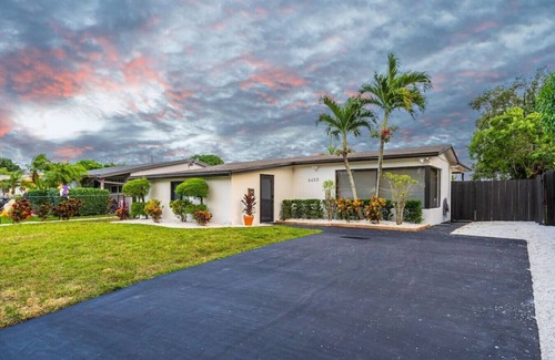 Driftwood House | Stunning Heated Pool Home Retreat/Hollywood