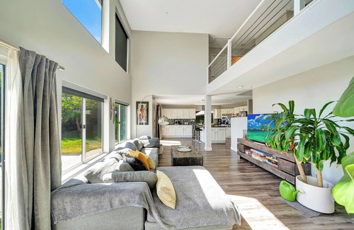 Canoga Park House | Stunning Hilltop 5BR W/View & Hot Tub!