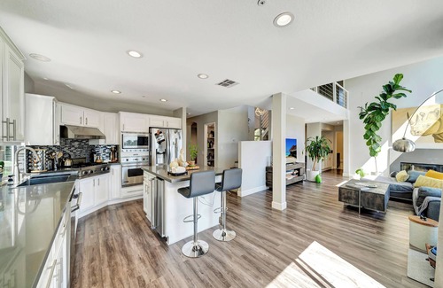 Canoga Park House | Stunning Hilltop 5BR W/View & Hot Tub!