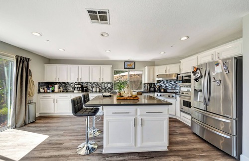Canoga Park House | Stunning Hilltop 5BR W/View & Hot Tub!