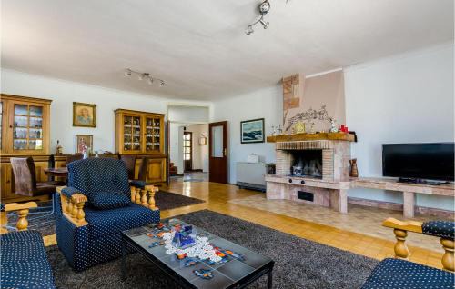 Broce House | Stunning Home In Broce With Wifi