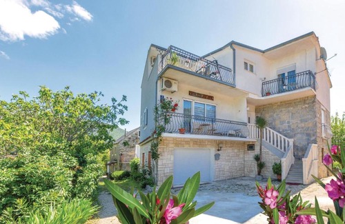 Omis House | Stunning Home In Gata-zvecanje With 3 Bedrooms And Wifi