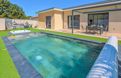 Mornas House | Stunning home in Mornas