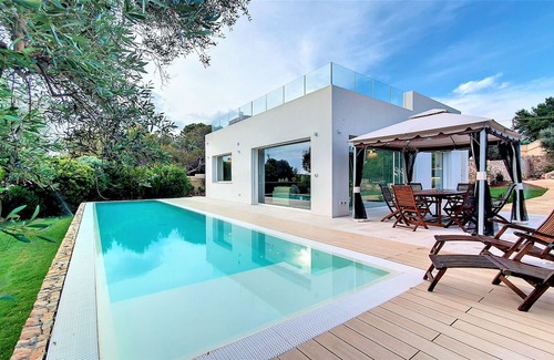 Marina di Felloniche Villa | Stunning 5*-villa w/ beach access, pool & jacuzzi