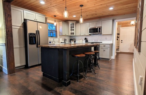 Brooklyn House | Stunning Lakefront Retreat 4 min to Brooklyn - 24 min to Jackson