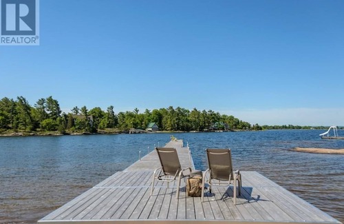 Honey Harbour Cottage | Stunning Lakehouse in Beautiful Honey Harbour