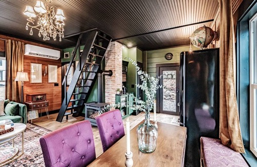 Bridgton House | Stunning Library Tiny Home *Private Hot Tub*King Bed*Minutes to Lakes & Hiking