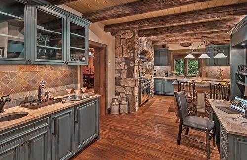 Avon House | Stunning Log Retreat + Game Room | Pioneer Lodge