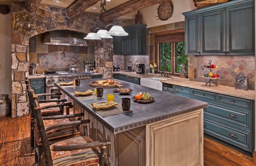 Avon House | Stunning Log Retreat + Game Room | Pioneer Lodge