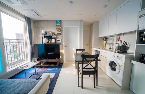 Seoul Apartment | Stunning Luxury Apartment! nSuper close to restaurants & bars, subways & buses!