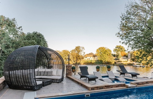 Old Hickory House | Stunning Luxury@Lakehouse Mansion w Pool&Spa10min from airport 20min dwntwn