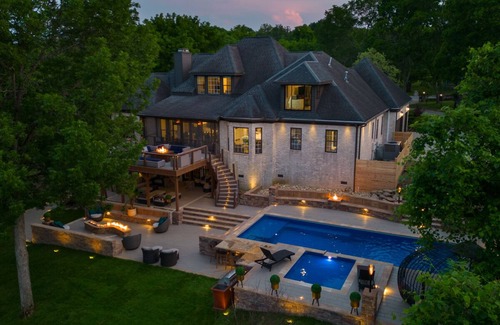 Old Hickory House | Stunning Luxury@Lakehouse Mansion w Pool&Spa10min from airport 20min dwntwn