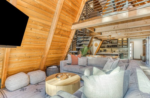 Government Camp House | Stunning Luxury A-Frame in the Heart of Government Camp, walk to Skibowl