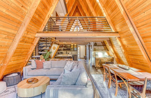 Government Camp House | Stunning Luxury A-Frame in the Heart of Government Camp, walk to Skibowl