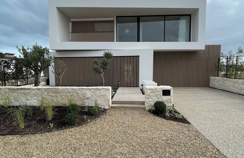 Safety Beach House | Stunning Luxury Waterfront Retreat – Sleeps 12, Pool, Spa & Entertainment Galore