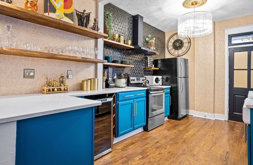 Hanover Place Apartment | Stunning midtown remodel with 4 kings beds + Parking!