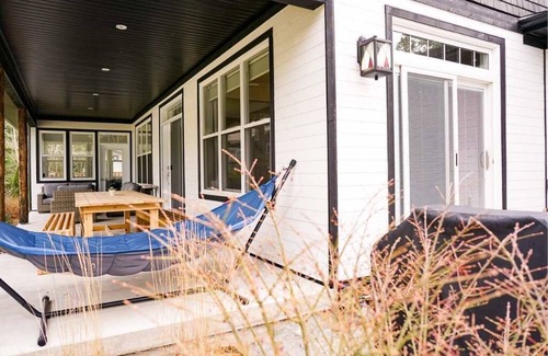 Southampton House | Stunning Modern Family Comfort Cottage Steps Away from Beach
