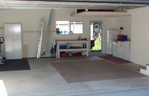 Whangamata House | Stunning modern house 150m from ocean beach