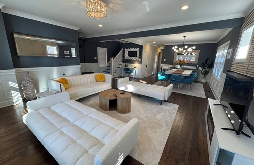 Oak Park House | Stunning Modern & Spacious Sleeps 16 in Forest Park