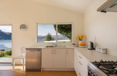 Kelvin Heights House | Stunning mountain & lake views -Sunny quiet home