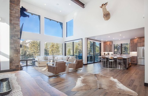 Breckenridge House | Stunning Mountain Retreat with Spectacular Views of Quandary Peak
