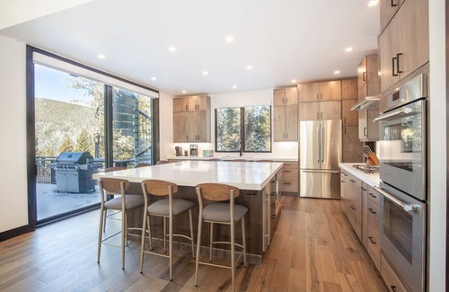 Breckenridge House | Stunning Mountain Retreat with Spectacular Views of Quandary Peak