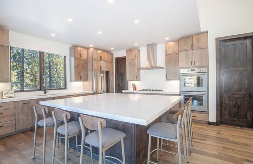 Breckenridge House | Stunning Mountain Retreat with Spectacular Views of Quandary Peak