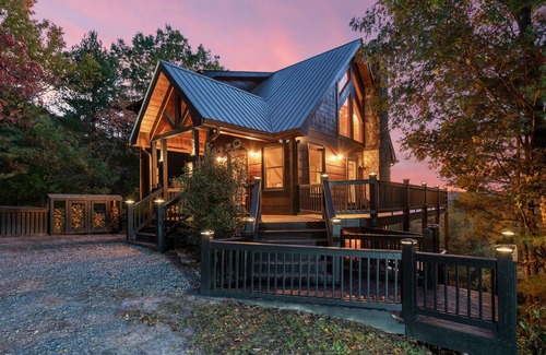 Mineral Bluff Cabin | STUNNING mountain views facing sunset, hot tub, 3 king bedrooms + attached baths