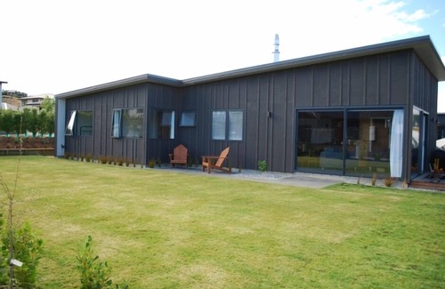 Wanaka House | Stunning mountain views, sun soaked, quiet location close to Lake Wanaka