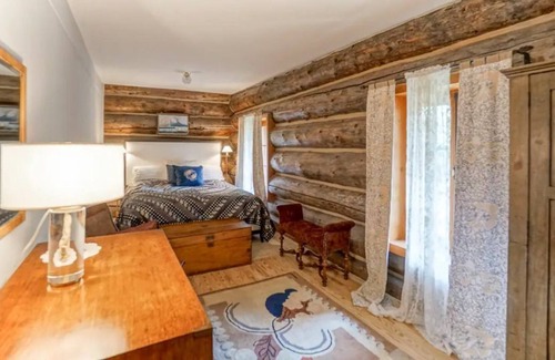 Gold Hill House | Stunning Mountain Views from Private & Tranquil Tudor Log Home