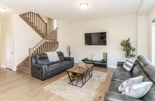 Severn House | Stunning New 4BR ~ WiFi ~ 4 Parking ~ Near Lake