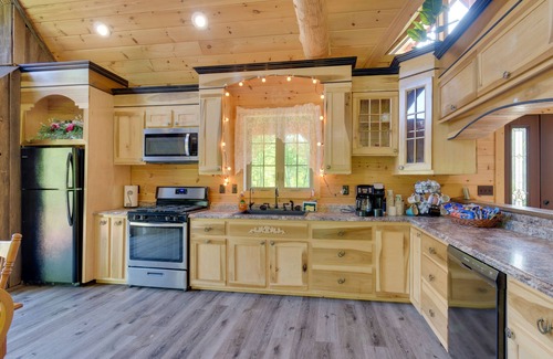 North Rose Cabin | Stunning North Rose Retreat w/Fishing Pond!