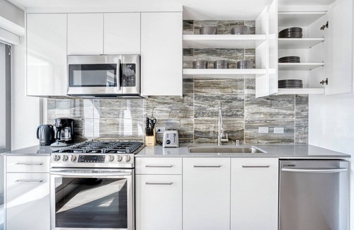 Downtown Oakland Apartment | Stunning Oakland 1BR w/AC, W/D, Sky Deck, next to BART, by Blueground