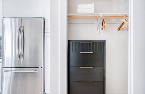 Downtown Oakland Apartment | Stunning Oakland 1BR w/AC, W/D, Sky Deck, next to BART, by Blueground
