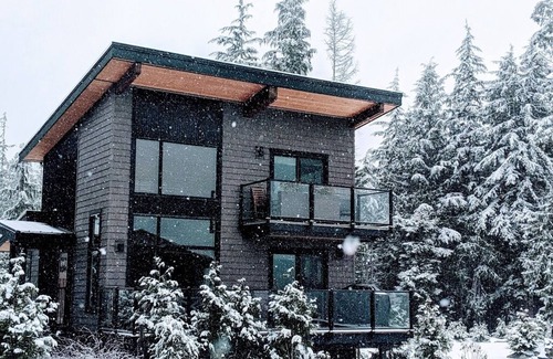 Port Renfrew Cottage | Stunning Oceanview Cottage - 3 Bedroom + Sauna - Pet Friendly