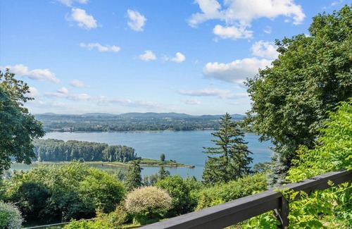 Camas House | Stunning Panoramic River and Mountain Views, Huge Covered Decks, Fire-Pit, Ping Pong, Gym, & More