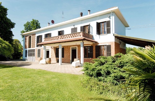 San Damiano dʼAsti House | Stunning private villa for 9 guests with A/C, WIFI, private pool, TV, patio and pets allowed
