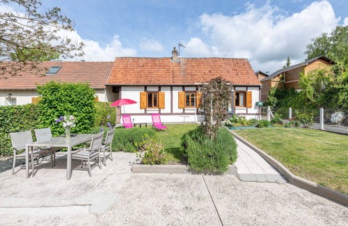 Mesnieres-en-Bray House | Stunning private villa for 4 guests with WIFI, TV, terrace and pets allowed
