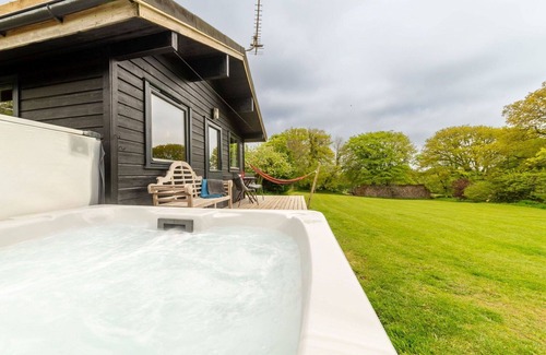 Brazzacott House | Stunning private villa for 4 guests with WIFI, hot tub, TV, terrace, pets allowed and panoramic .