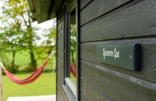 Brazzacott House | Stunning private villa for 4 guests with WIFI, hot tub, TV, terrace, pets allowed and panoramic .