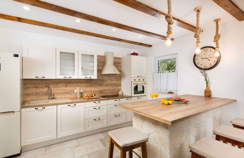 Garica House | Stunning private villa for 8 people with private pool, A/C, WIFI, TV and terrace