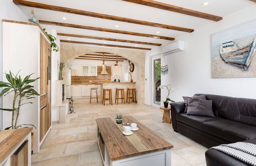 Garica House | Stunning private villa for 8 people with private pool, A/C, WIFI, TV and terrace