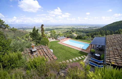 SantʼAndrea di Compito Villa | Stunning private villa with WIFI, A/C, private pool, TV, terrace and panoramic view, close to Lu.