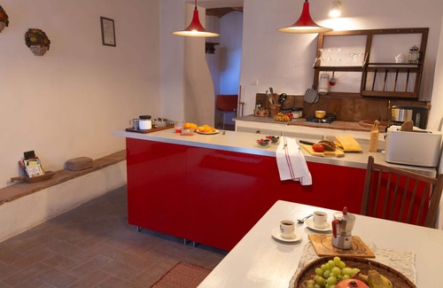 Pergine Valdarno House | Stunning private villa for 2 guests with WIFI, hot tub, A/C, TV and pets allowed, close to Arezzo