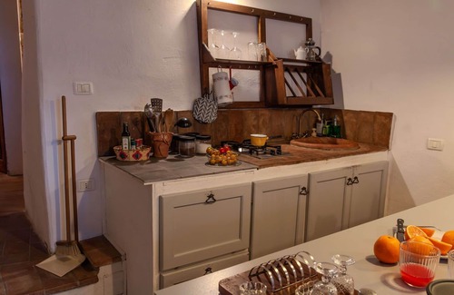 Pergine Valdarno House | Stunning private villa for 2 guests with WIFI, hot tub, A/C, TV and pets allowed, close to Arezzo