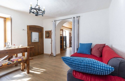 Villa di Tirano House | Stunning private villa for 7 people with WIFI, A/C, TV, patio and pets allowed