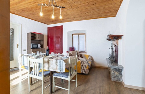 Villa di Tirano House | Stunning private villa for 7 people with WIFI, A/C, TV, patio and pets allowed