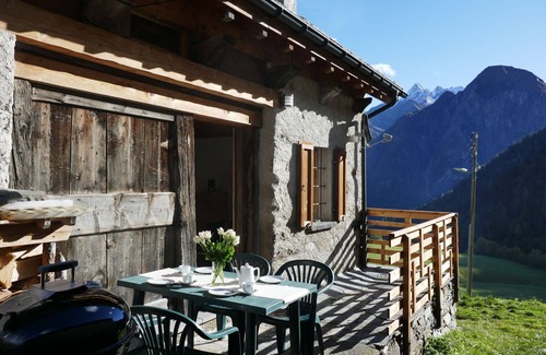 Blenio House | Stunning private villa for 5 people with WIFI, TV, pets allowed and panoramic view