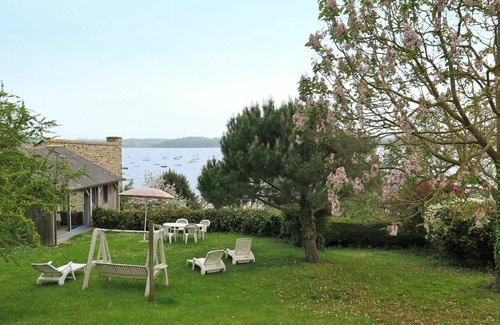 Saint-Suliac House | Stunning private villa for 6 guests with TV, terrace and pets allowed