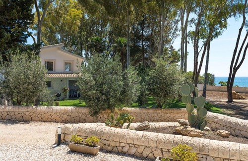 Eastern Sicily Villa | Stunning private villa for 6 people with A/C, WIFI, TV and panoramic view, close to Syracuse